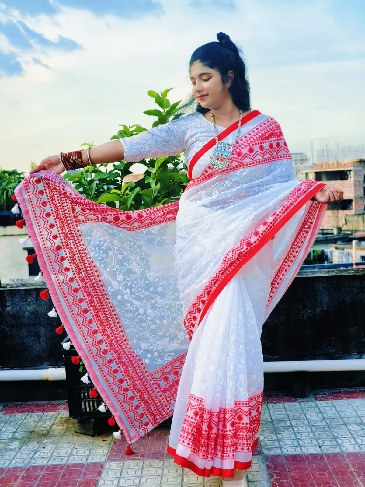 White and Red Saree with Elegant Handloom Embroidery Work - Image 5