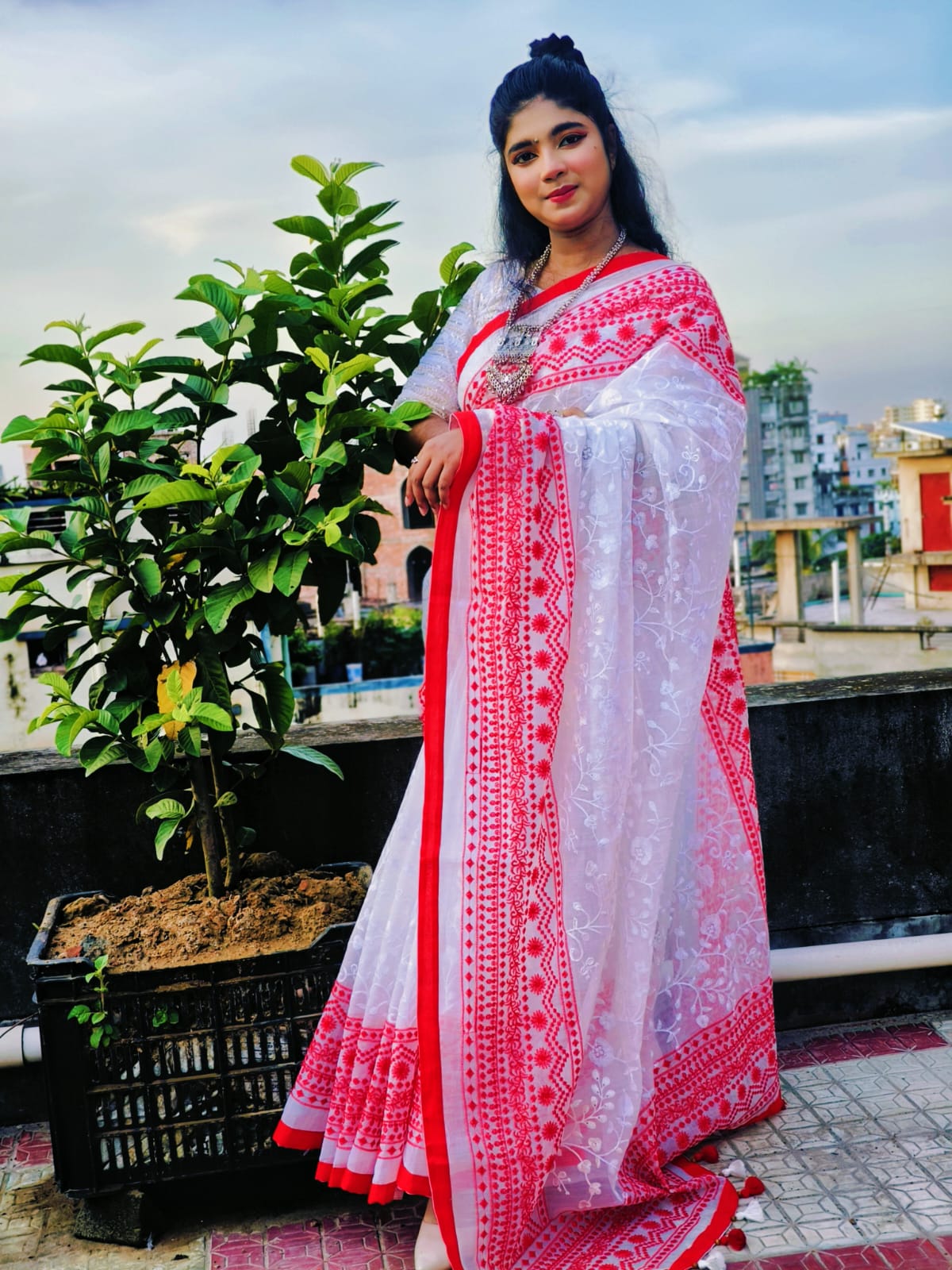White and Red Saree with Elegant Handloom Embroidery Work - Image 4